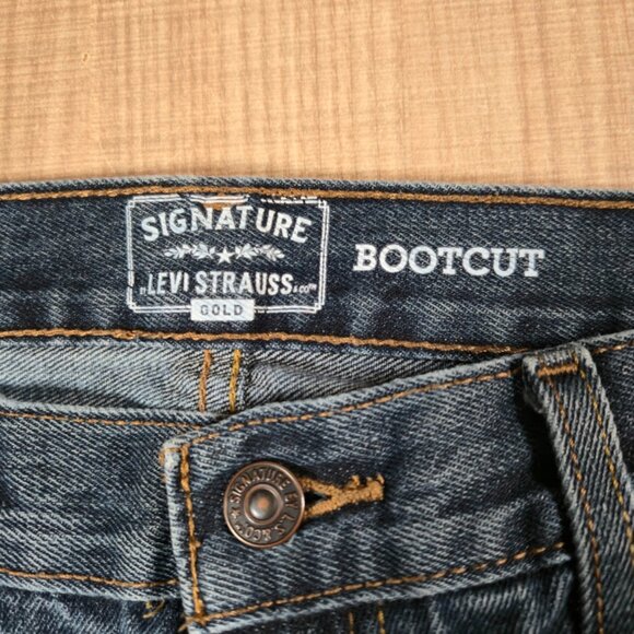 Levi's Women's Signature Gold Bootcut Jeans Size 30 Blue Denim Medium Wash - Picture 3 of 11